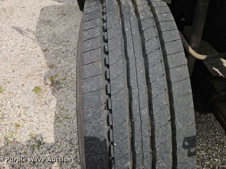 image for item EO7283 1985 International  2375 rollback truck