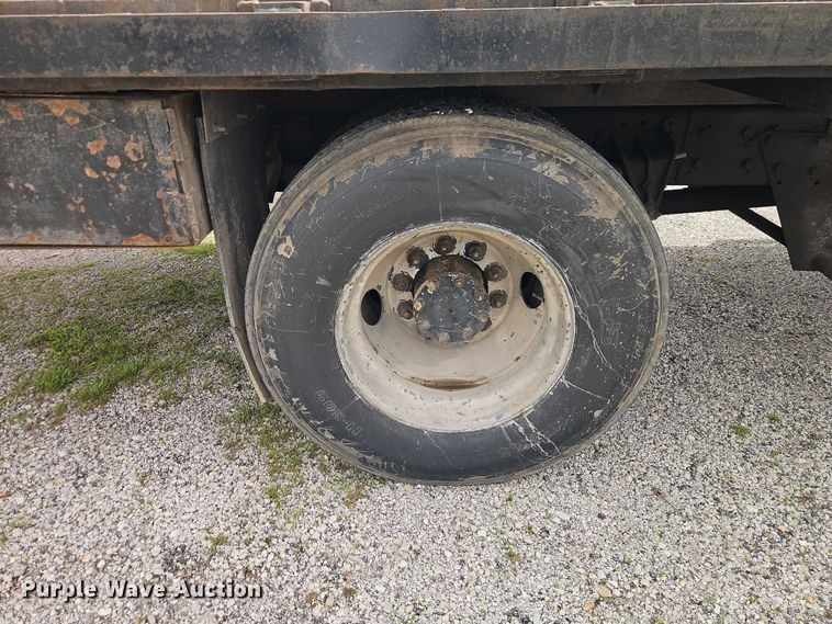 image for item EO7283 1985 International  2375 rollback truck