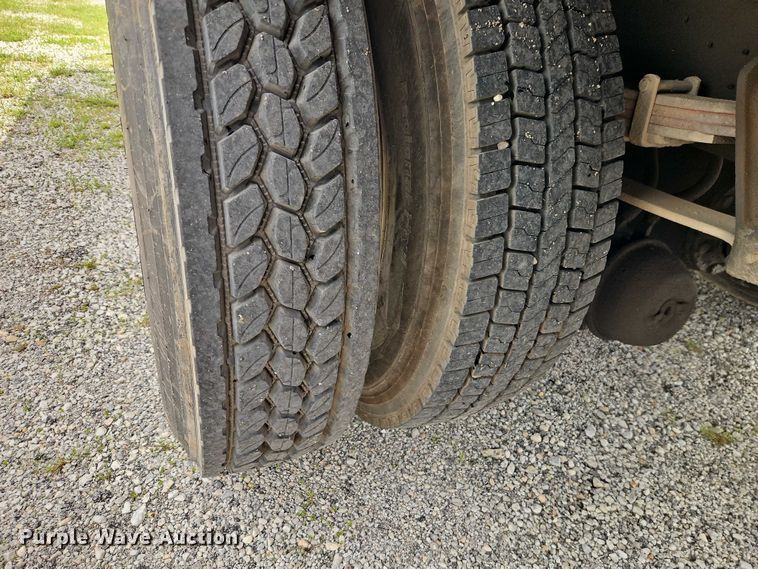 image for item EO7283 1985 International  2375 rollback truck