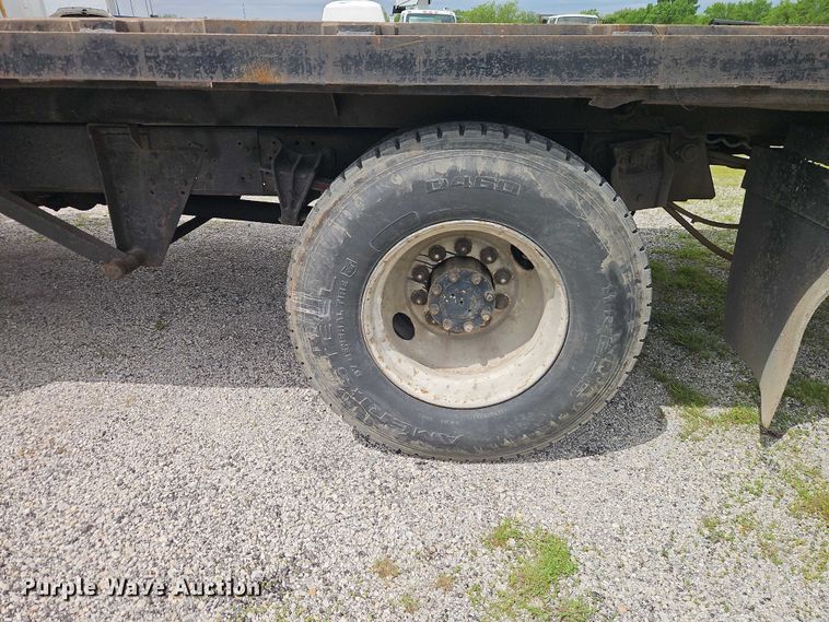 image for item EO7283 1985 International  2375 rollback truck