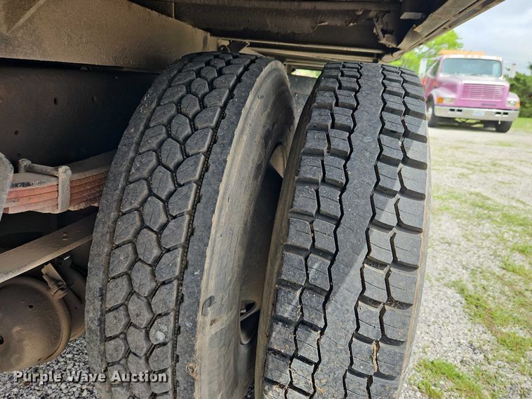 image for item EO7283 1985 International  2375 rollback truck