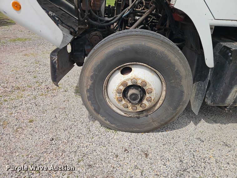 image for item EO7283 1985 International  2375 rollback truck