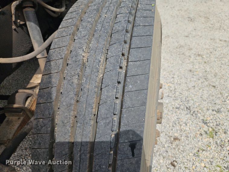 image for item EO7283 1985 International  2375 rollback truck