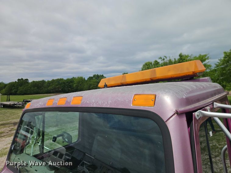 image for item EO7284 1998 International 4700 rollback truck