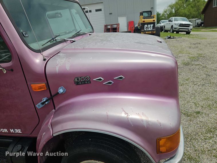 image for item EO7284 1998 International 4700 rollback truck