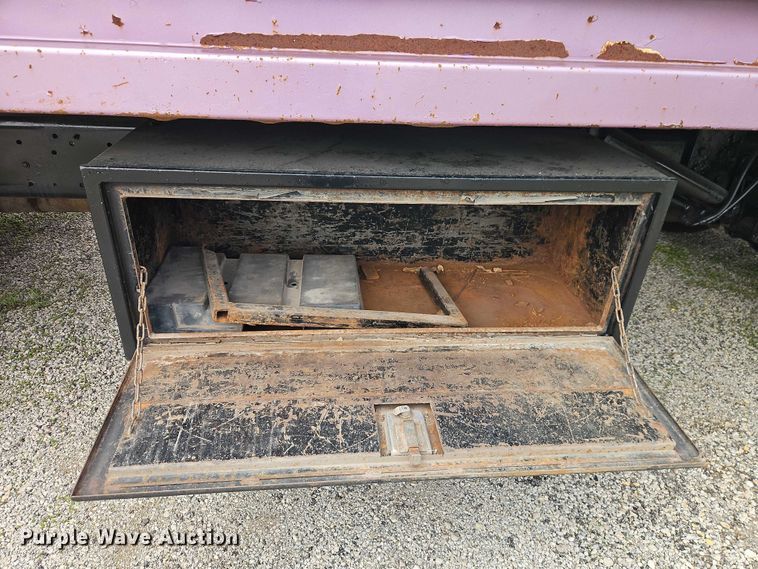 image for item EO7284 1998 International 4700 rollback truck