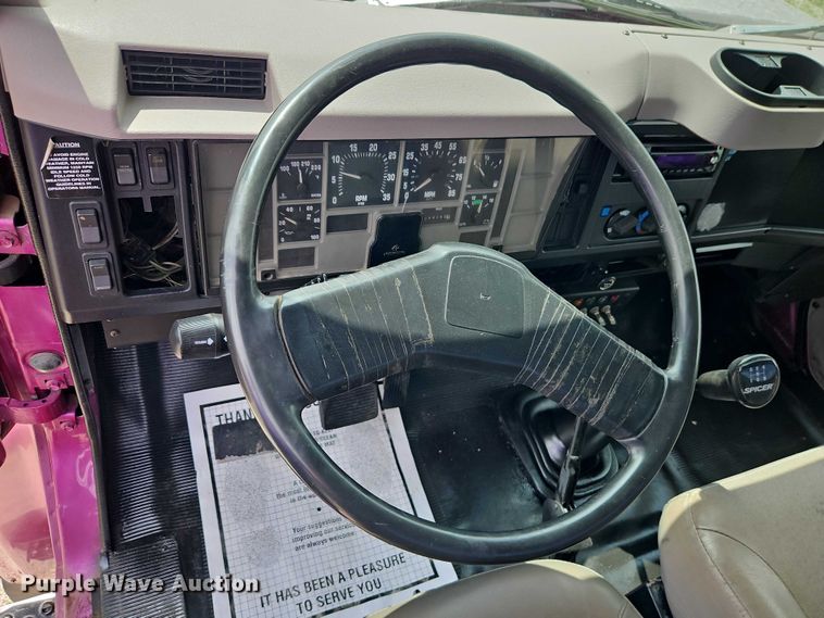 image for item EO7284 1998 International 4700 rollback truck