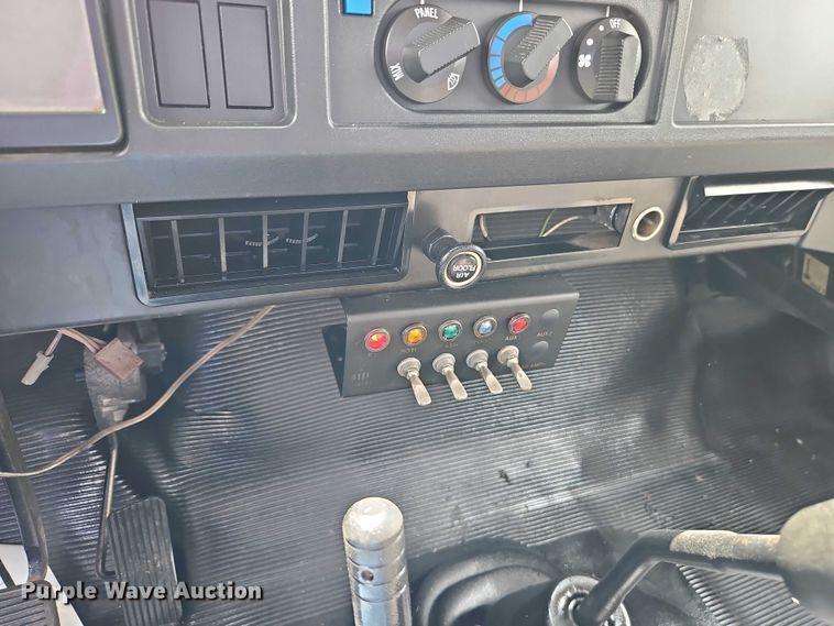 image for item EO7284 1998 International 4700 rollback truck