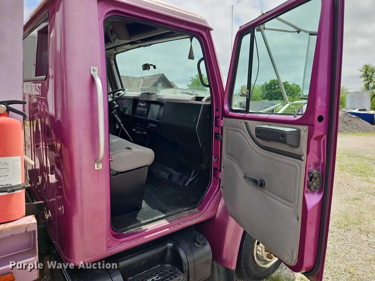 image for item EO7284 1998 International 4700 rollback truck