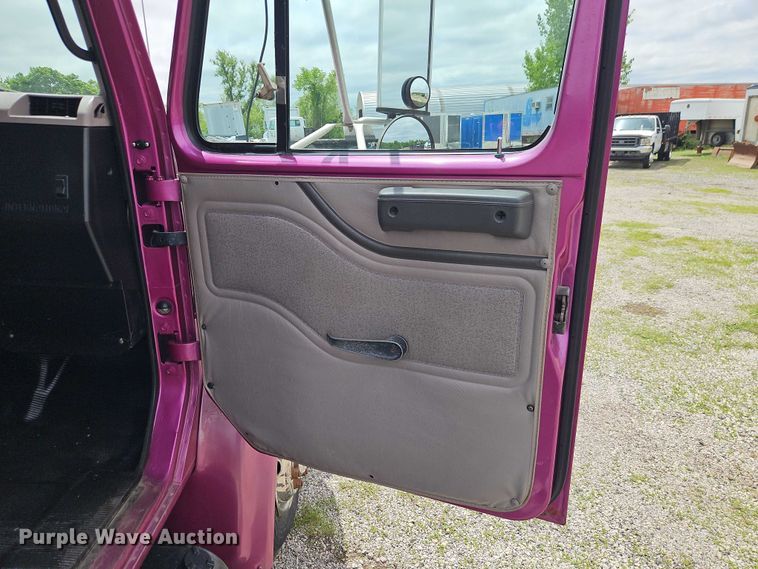 image for item EO7284 1998 International 4700 rollback truck