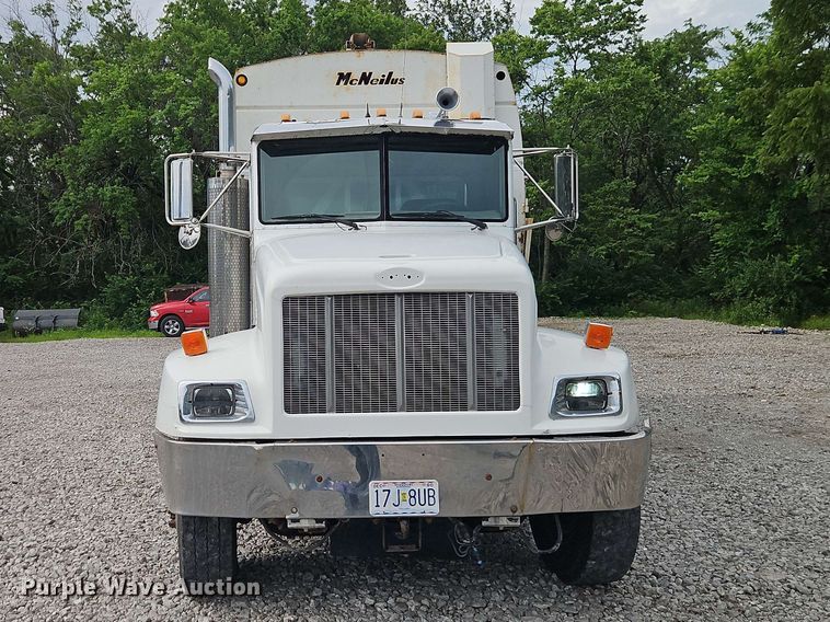 image for item EO8506 2004 Peterbilt 330 refuse truck
