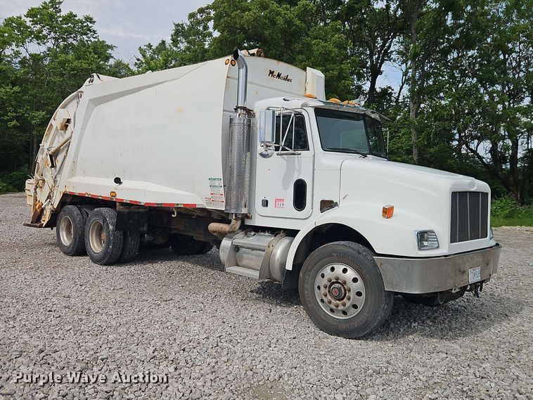 image for item EO8506 2004 Peterbilt 330 refuse truck