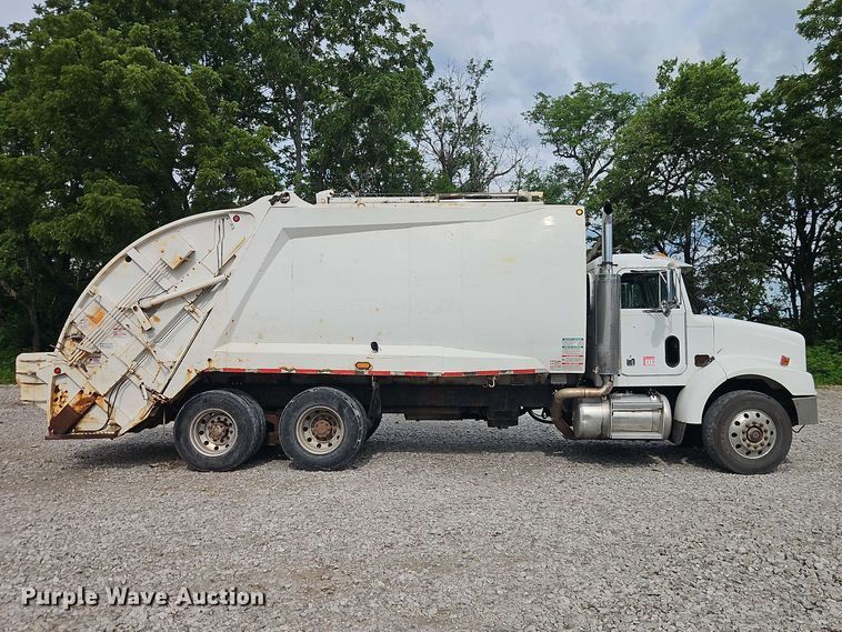 image for item EO8506 2004 Peterbilt 330 refuse truck