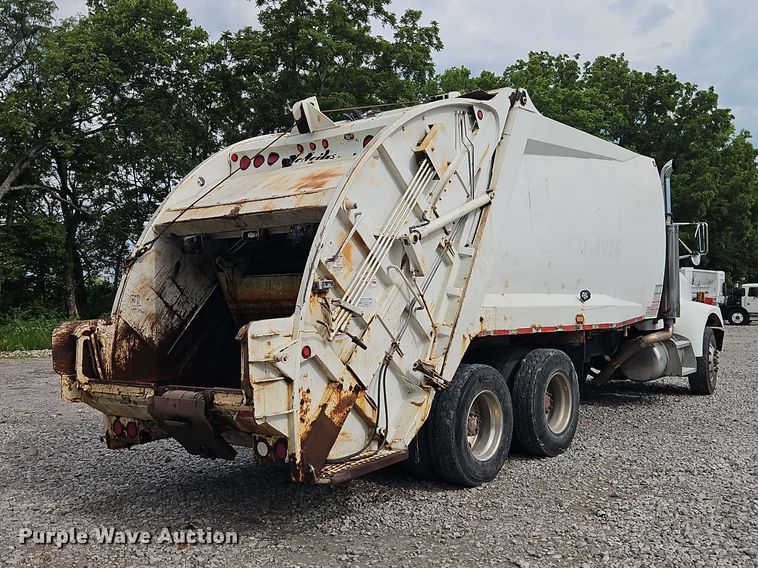 image for item EO8506 2004 Peterbilt 330 refuse truck