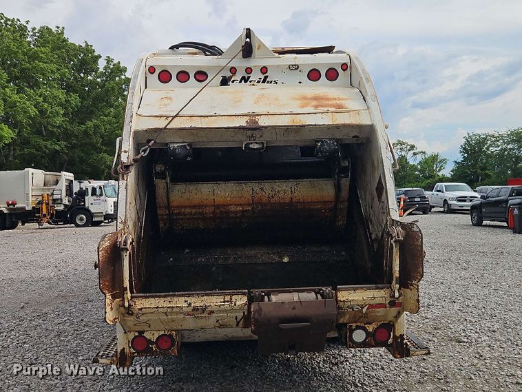 image for item EO8506 2004 Peterbilt 330 refuse truck