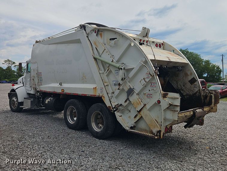 image for item EO8506 2004 Peterbilt 330 refuse truck
