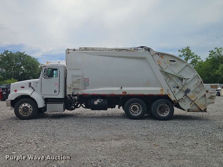 image for item EO8506 2004 Peterbilt 330 refuse truck