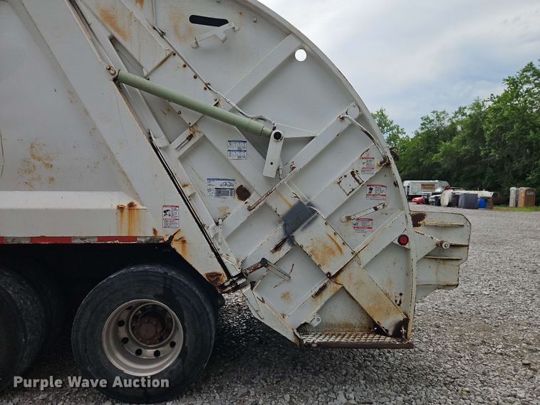 image for item EO8506 2004 Peterbilt 330 refuse truck