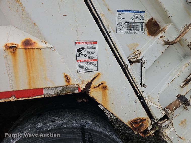 image for item EO8506 2004 Peterbilt 330 refuse truck