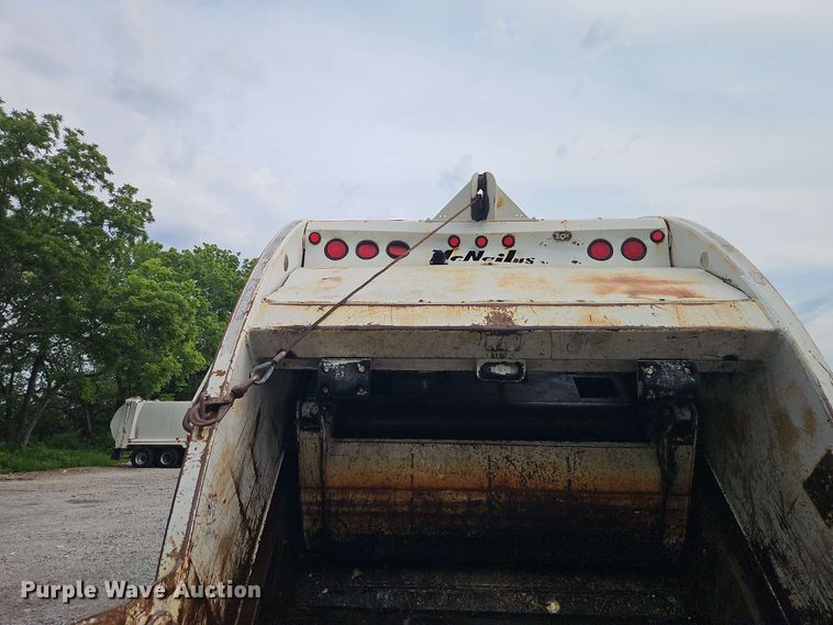 image for item EO8506 2004 Peterbilt 330 refuse truck