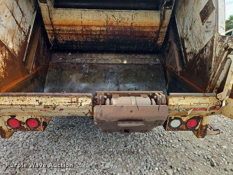 image for item EO8506 2004 Peterbilt 330 refuse truck