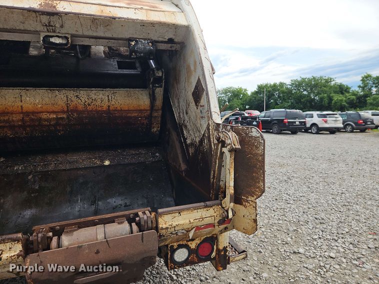 image for item EO8506 2004 Peterbilt 330 refuse truck