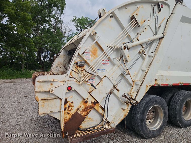 image for item EO8506 2004 Peterbilt 330 refuse truck