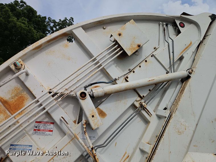 image for item EO8506 2004 Peterbilt 330 refuse truck