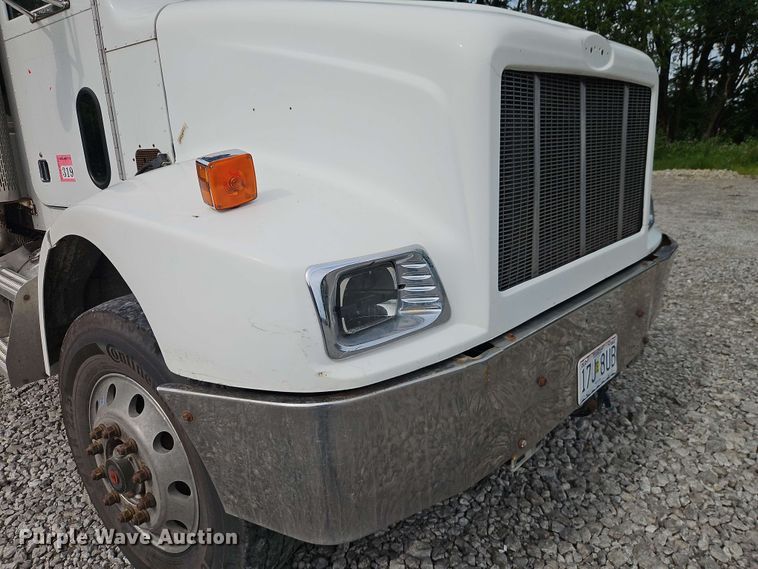 image for item EO8506 2004 Peterbilt 330 refuse truck