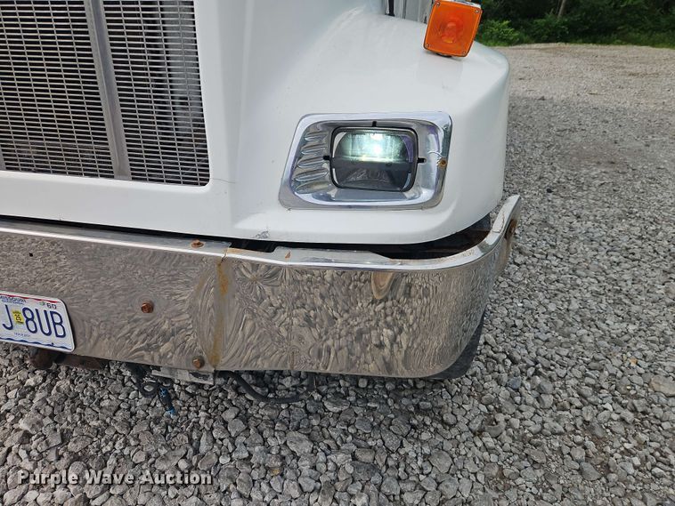 image for item EO8506 2004 Peterbilt 330 refuse truck