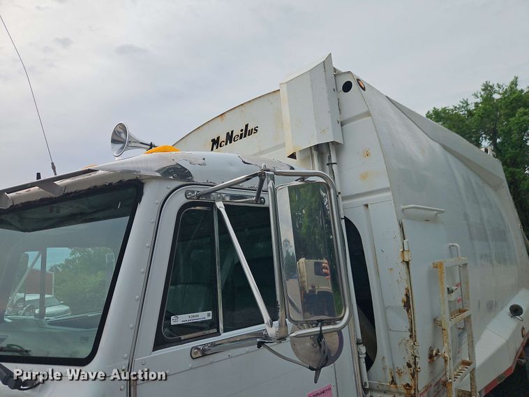 image for item EO8506 2004 Peterbilt 330 refuse truck