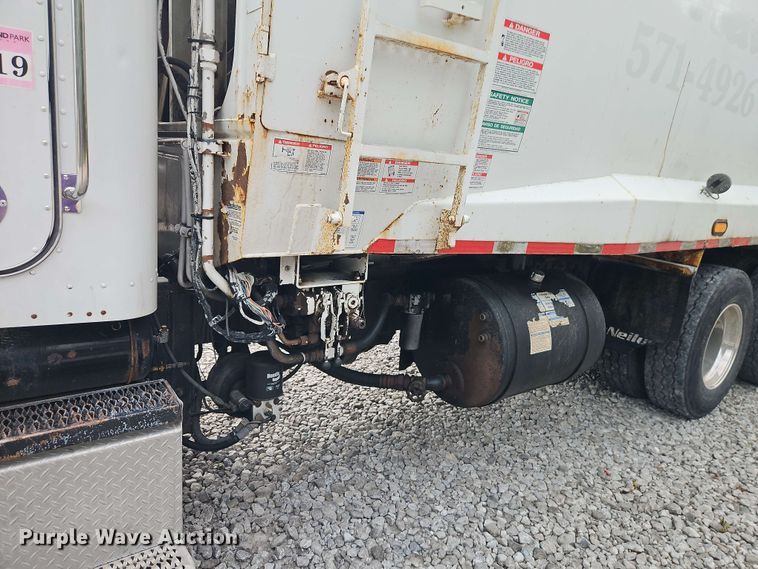 image for item EO8506 2004 Peterbilt 330 refuse truck