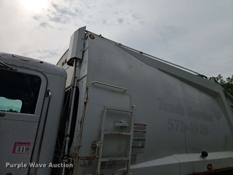 image for item EO8506 2004 Peterbilt 330 refuse truck