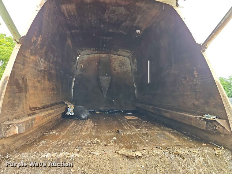 image for item EO8506 2004 Peterbilt 330 refuse truck
