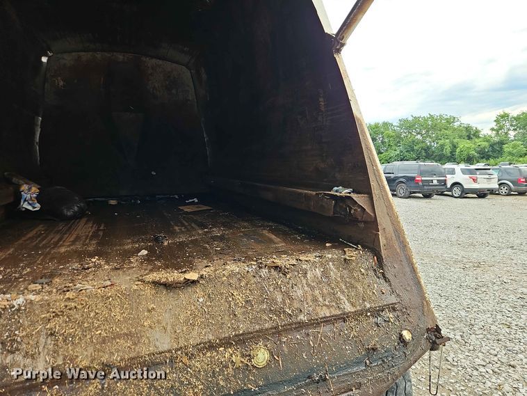 image for item EO8506 2004 Peterbilt 330 refuse truck