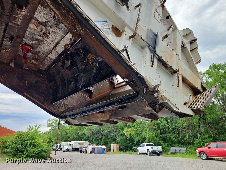 image for item EO8506 2004 Peterbilt 330 refuse truck