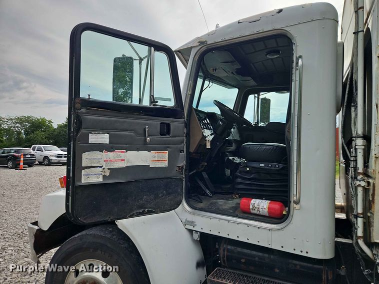 image for item EO8506 2004 Peterbilt 330 refuse truck