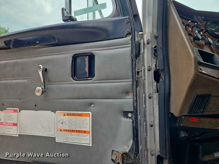 image for item EO8506 2004 Peterbilt 330 refuse truck