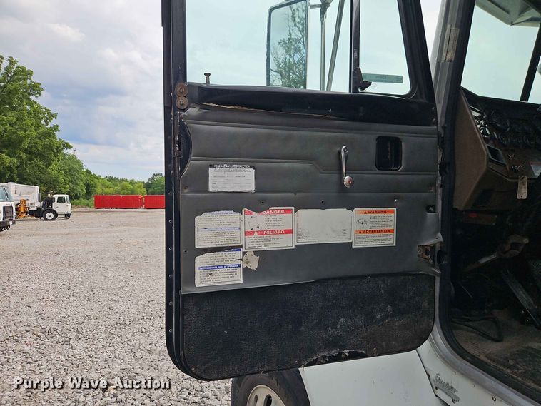 image for item EO8506 2004 Peterbilt 330 refuse truck