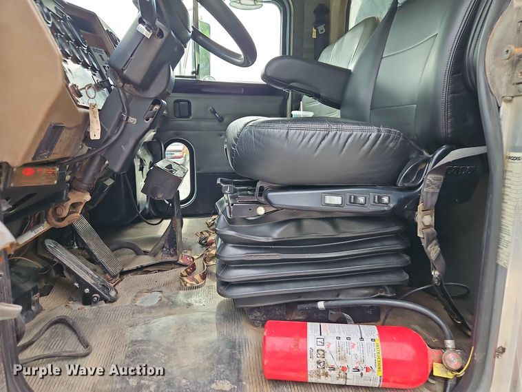 image for item EO8506 2004 Peterbilt 330 refuse truck