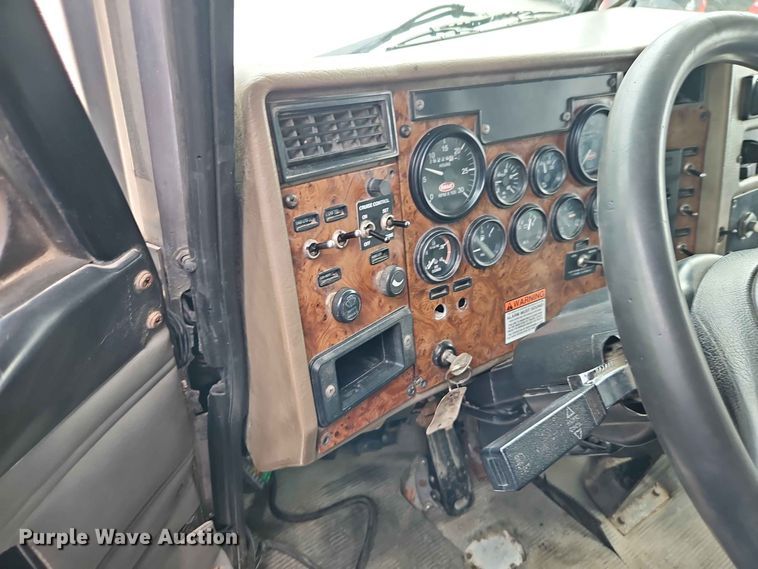 image for item EO8506 2004 Peterbilt 330 refuse truck