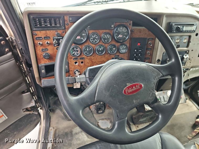 image for item EO8506 2004 Peterbilt 330 refuse truck