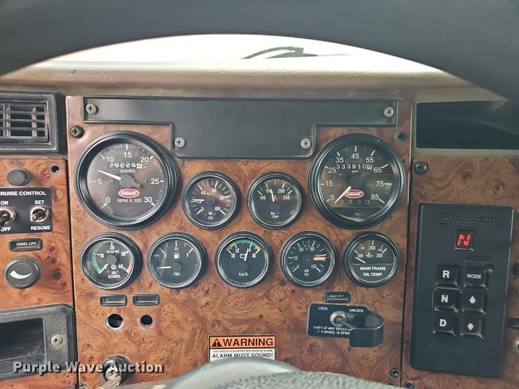 image for item EO8506 2004 Peterbilt 330 refuse truck