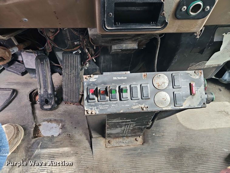 image for item EO8506 2004 Peterbilt 330 refuse truck