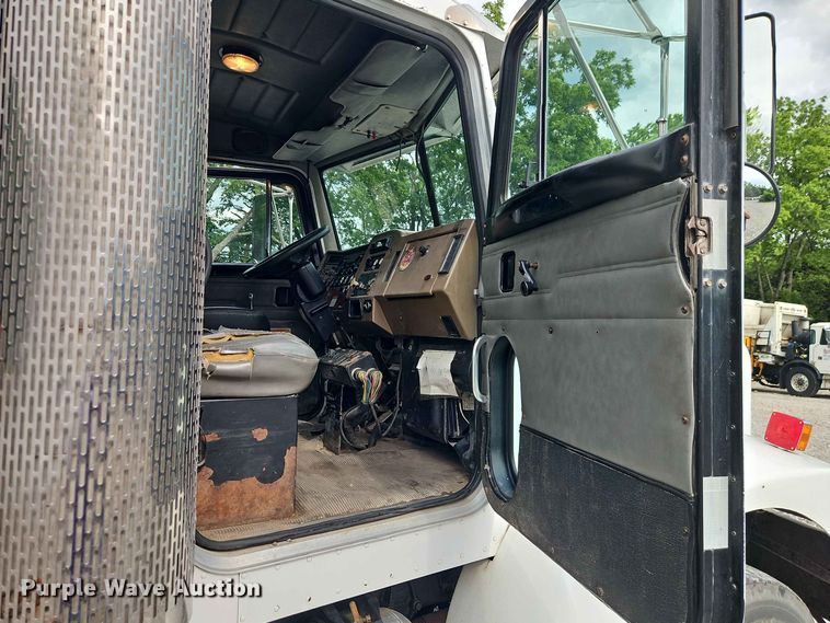 image for item EO8506 2004 Peterbilt 330 refuse truck