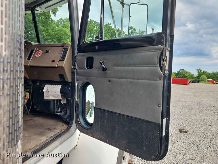 image for item EO8506 2004 Peterbilt 330 refuse truck