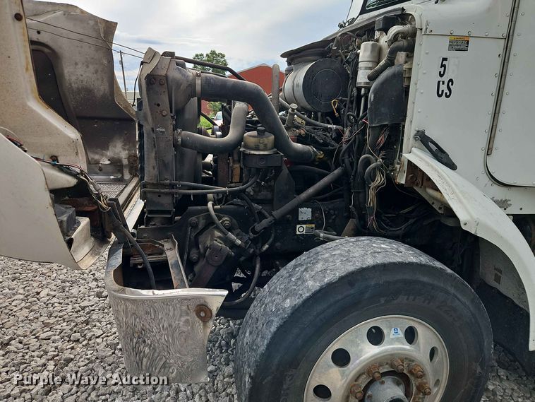 image for item EO8506 2004 Peterbilt 330 refuse truck