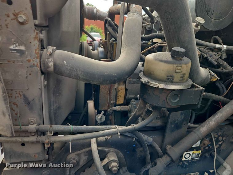 image for item EO8506 2004 Peterbilt 330 refuse truck