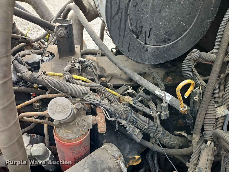 image for item EO8506 2004 Peterbilt 330 refuse truck