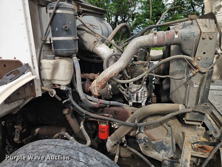 image for item EO8506 2004 Peterbilt 330 refuse truck